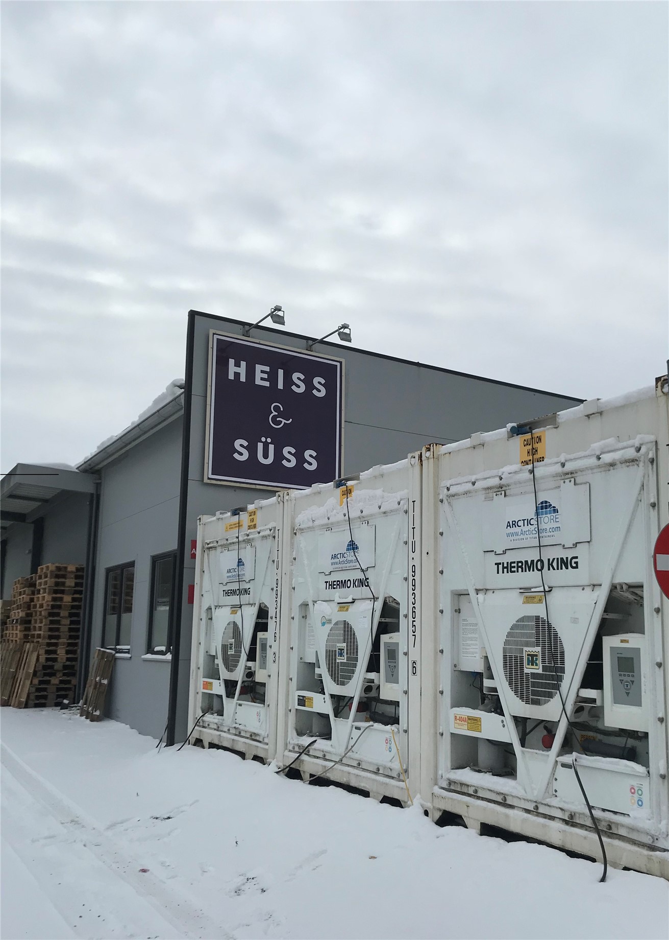 ArcticStore containers customer display Heiss and Suss