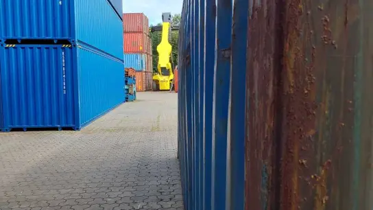 Beschädigter 20-Fuß-Container zu verkaufen